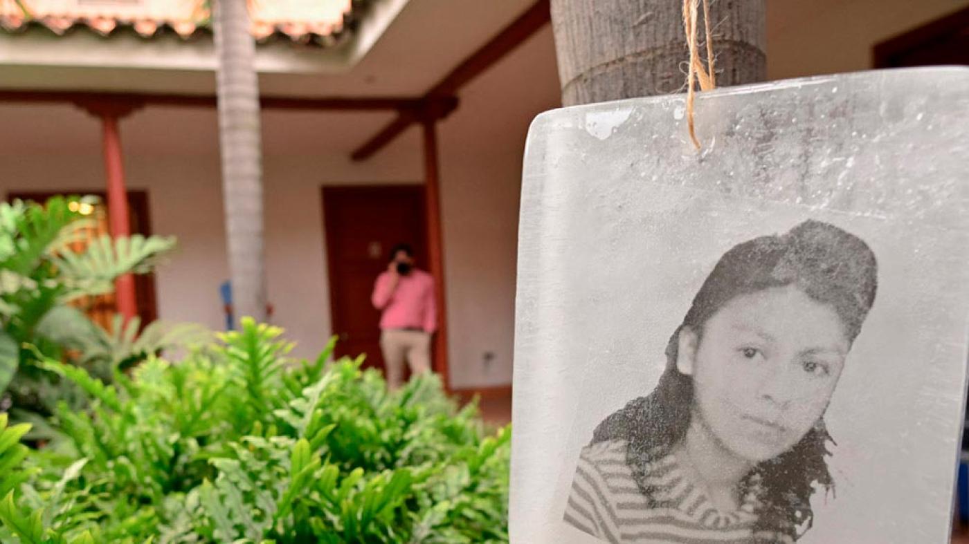Foto de una mujer desaparecida en Colombia, en el fondo un jardín.