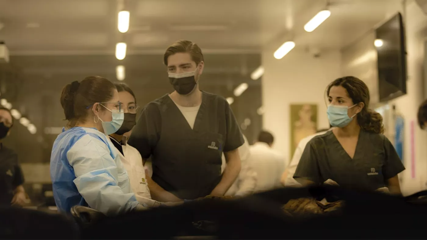 Adriana y estudiantes de medicina en el laboratorio