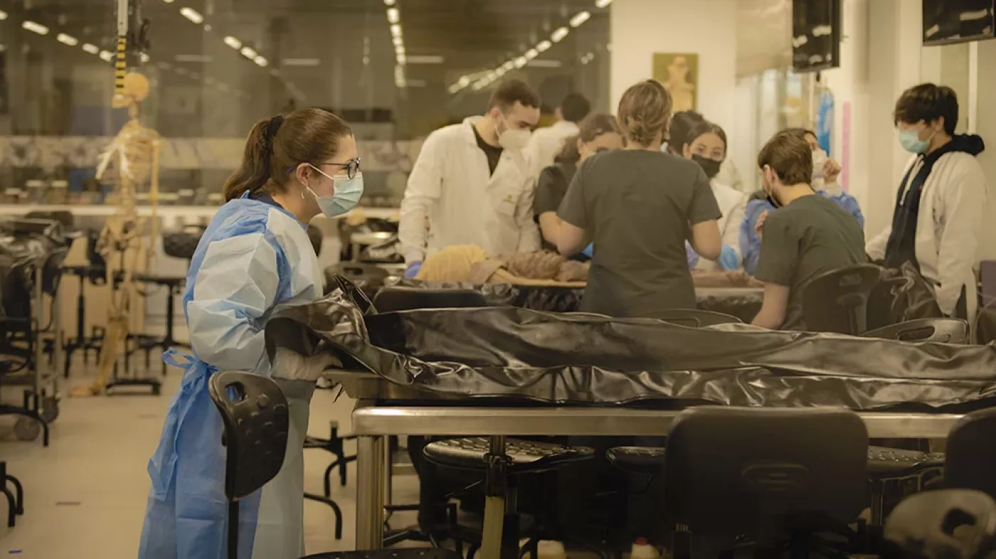 Adriana y estudiantes de medicina en el laboratorio 