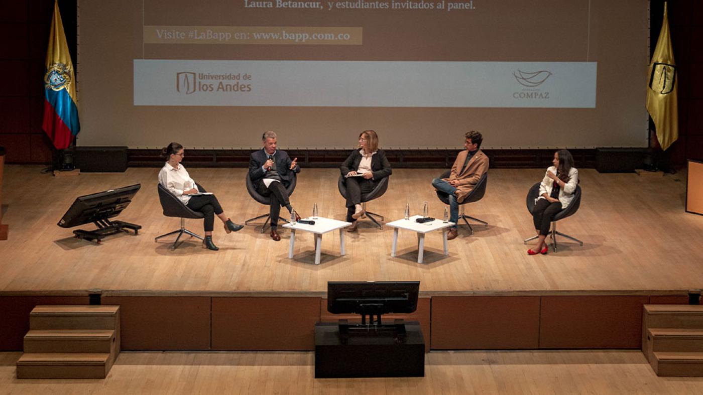 De izquierda a derecha: Laura Betancourt, Juan Manuel Santos, Angelika Rettberg, Andrés Mauricio Tolosa y Tatiana Niño.