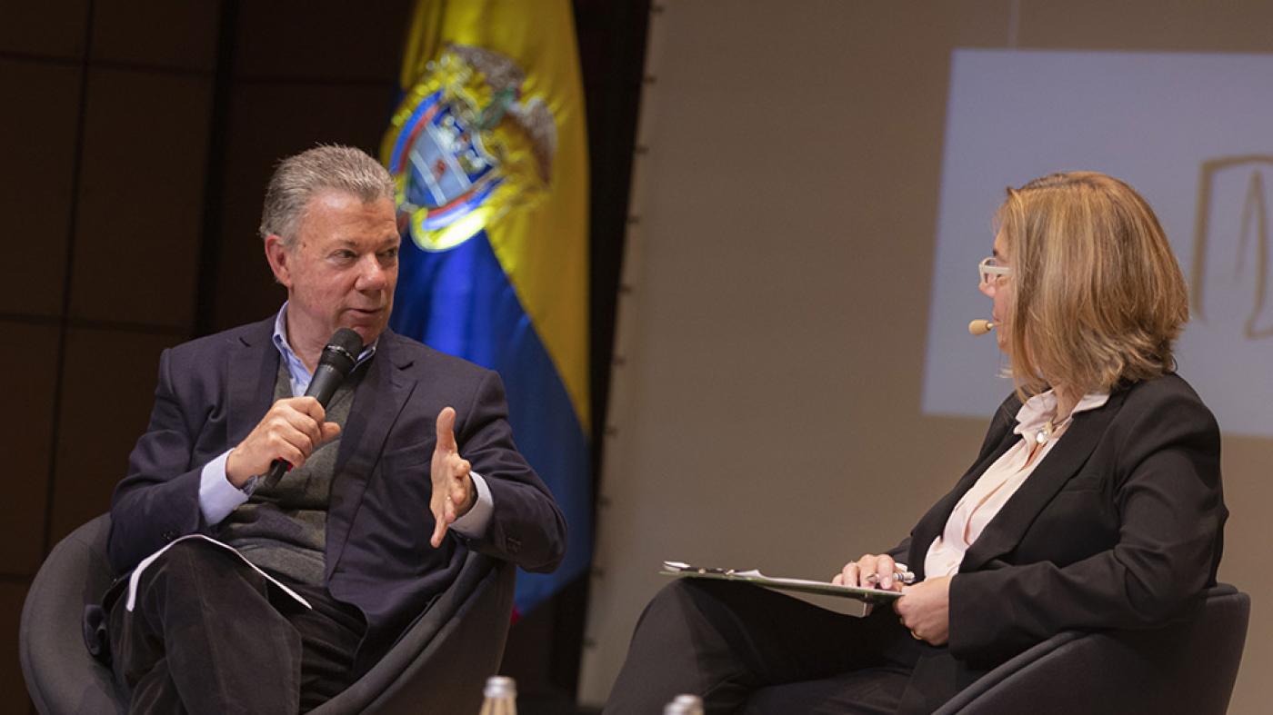 Juan Manuel Santos, expresidente de Colombia, y la politóloga Angelika Rettberg