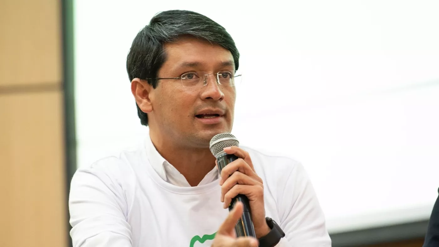 Hombre hablando por micrófono.