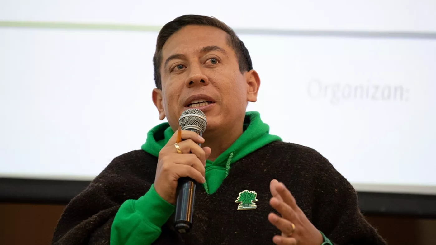 Hombre hablando por micrófono.