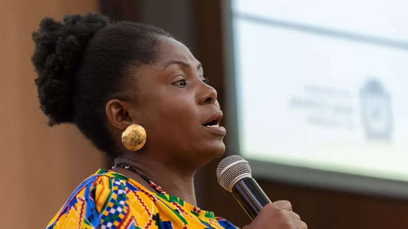 Mujer hablando por micrófono.