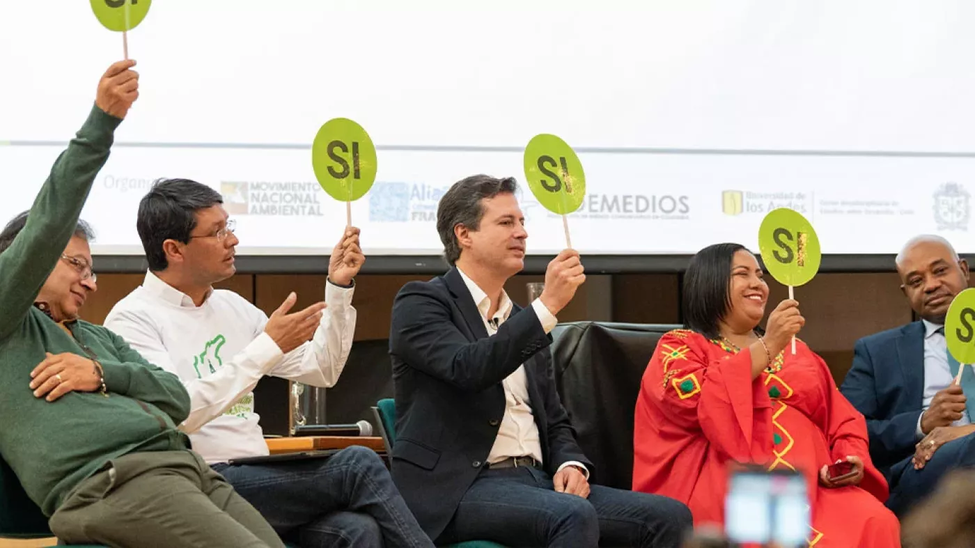 Hombres y mujeres levantando letreros del sí.