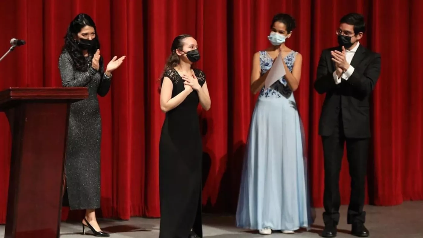 Foto de Nicolás Rengel recibiendo el reconocimiento en el  7º Concurso Internacional de Piano 'José Jacinto Cuevas' Yamaha