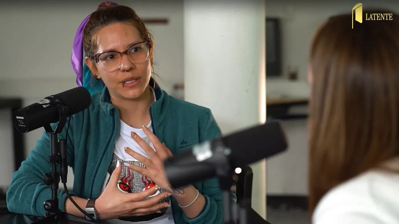 Frame del primer capítulo de Latente. Camila Botero.