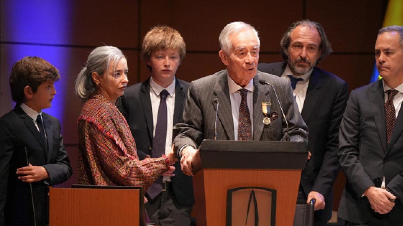 El exrector Carlos Angulo Galvis recibe la Medalla de Oro de la Universidad de los Andes (Colombia). En la foto, está acompañado por su familia.