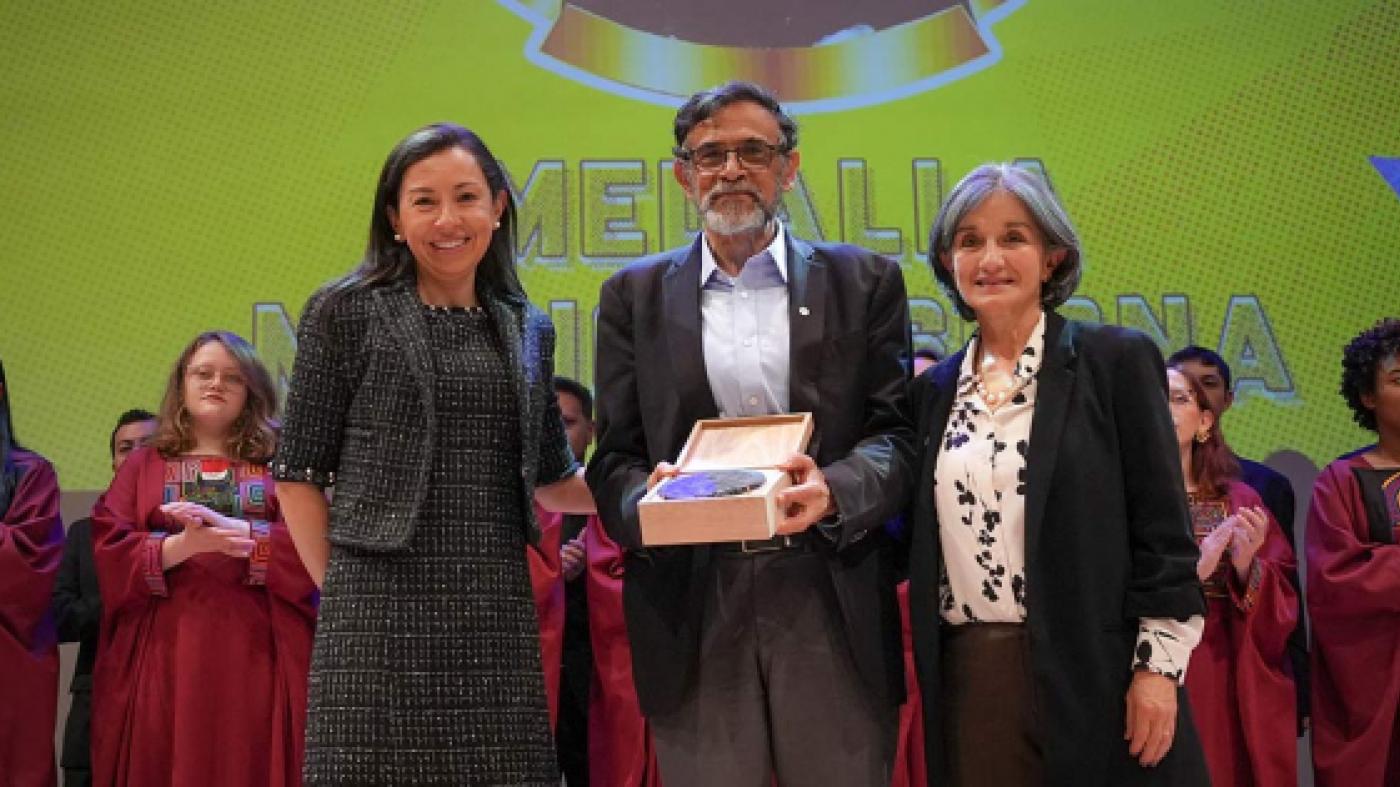 José 'Pepe' Toro (c) recibe la medalla Mario Laserna junto a su esposa (d) y acompañado por la rectora Raquel Bernal (i).