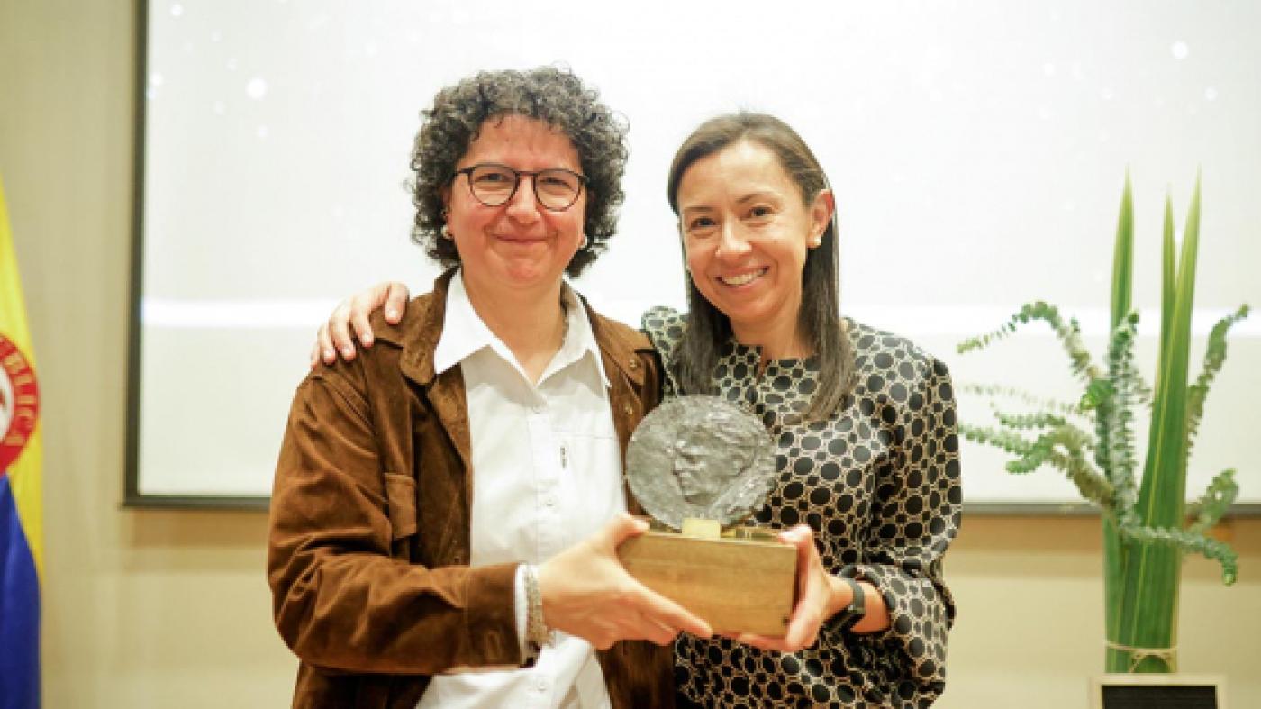 Silvia Restrepo (i) recibe la Medalla Mario Laserna de la Universidad de los Andes (Colombia), de la mano de la rectora Raquel Bernal (d)