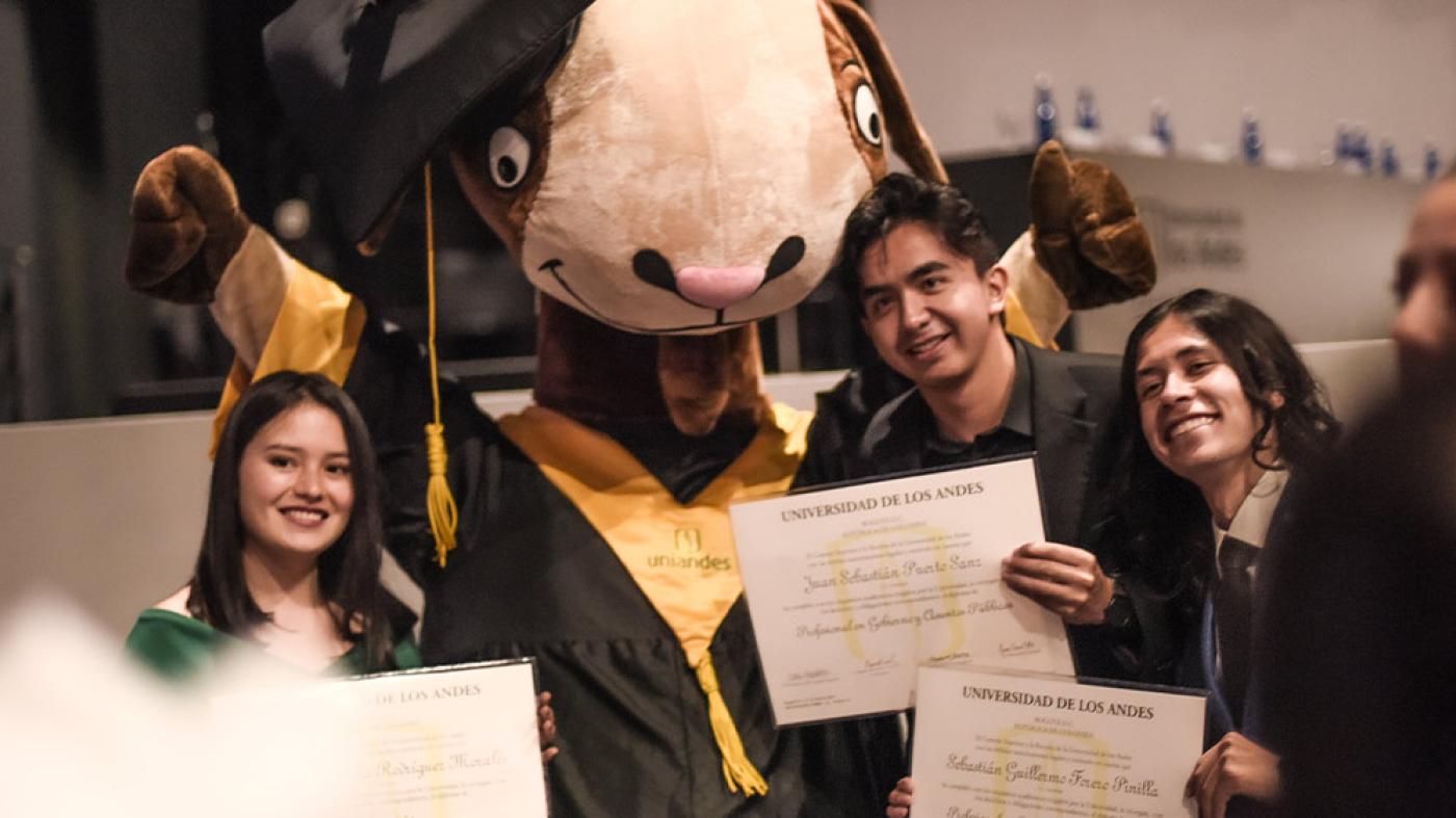 Entrega de diplomas durante la ceremonia de graduación 2023 -1