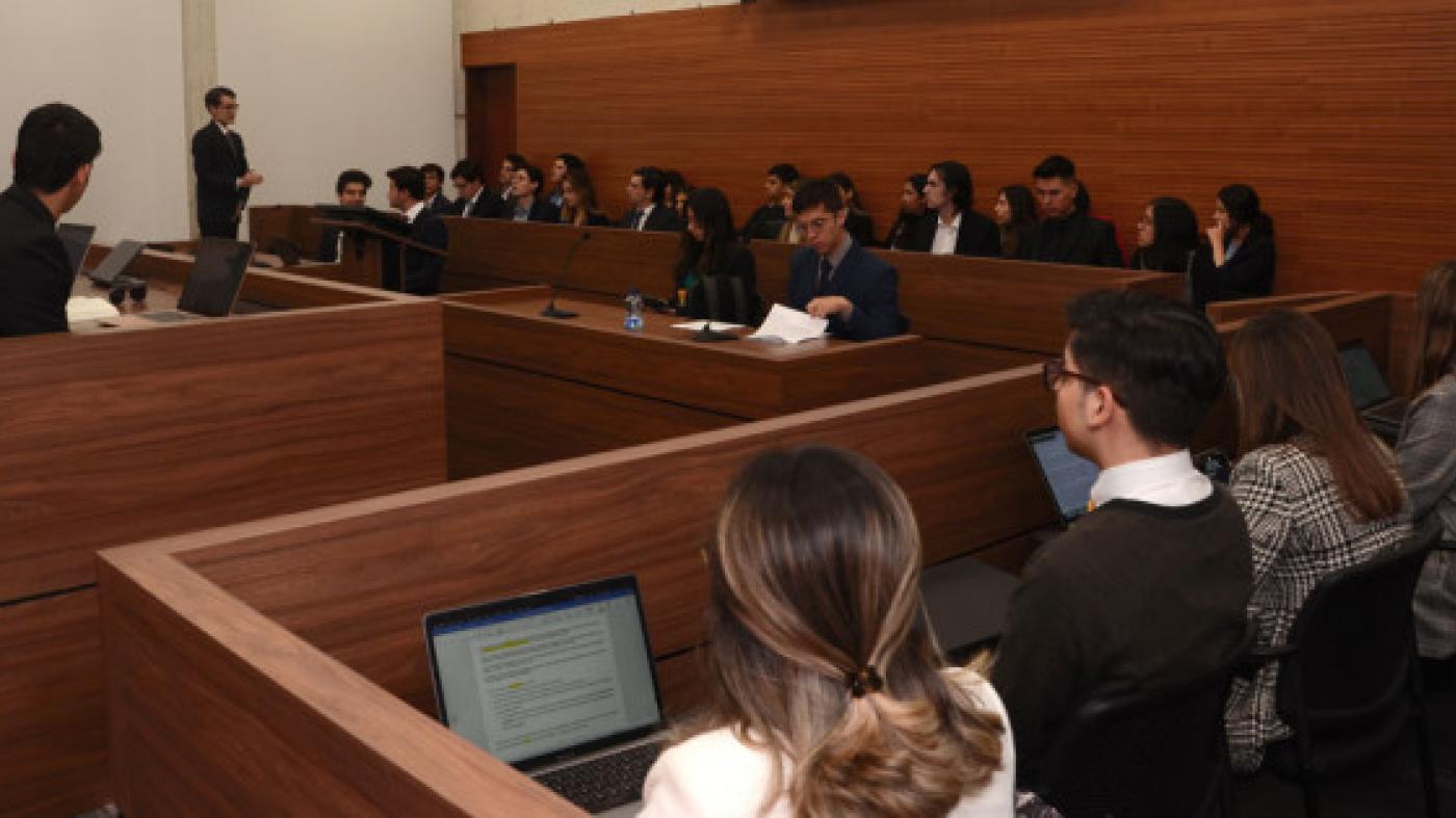 Estudiantes durante uno de los ejercicios en la sala. 