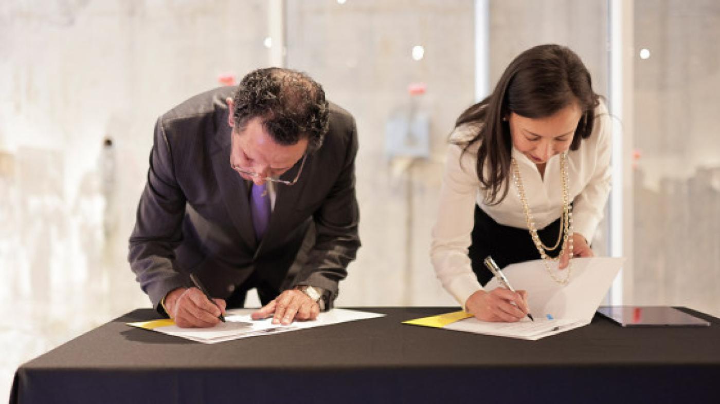 Firma del convenio de donación entre el Grupo Colpatria y Los Andes. 