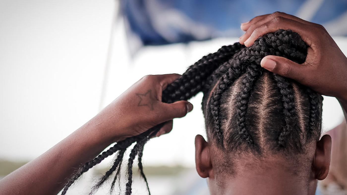 Gabriela se alista para entrar en el manglar. 