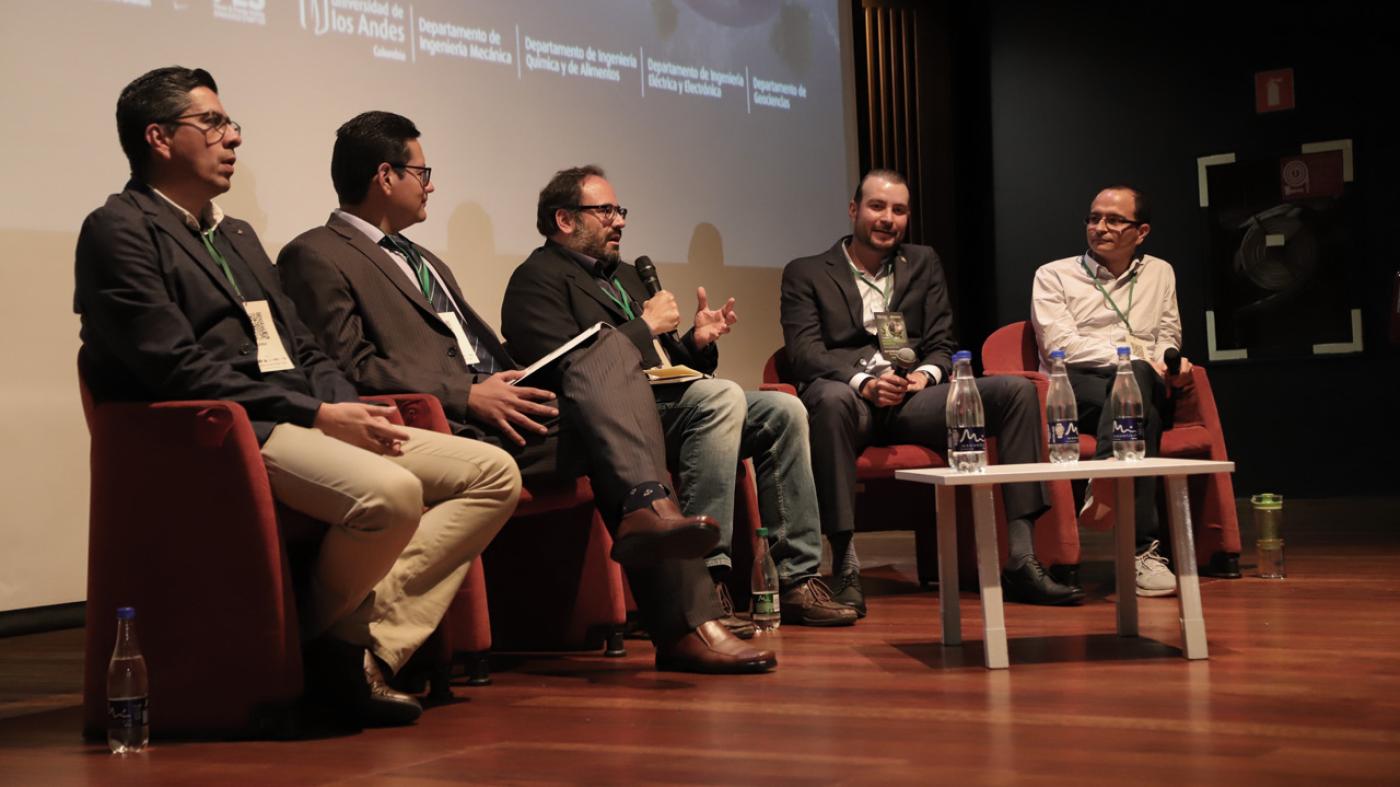 Expertos durante el 1.er Congreso Energía y Transición Energética, organizado por la Universidad de los Andes