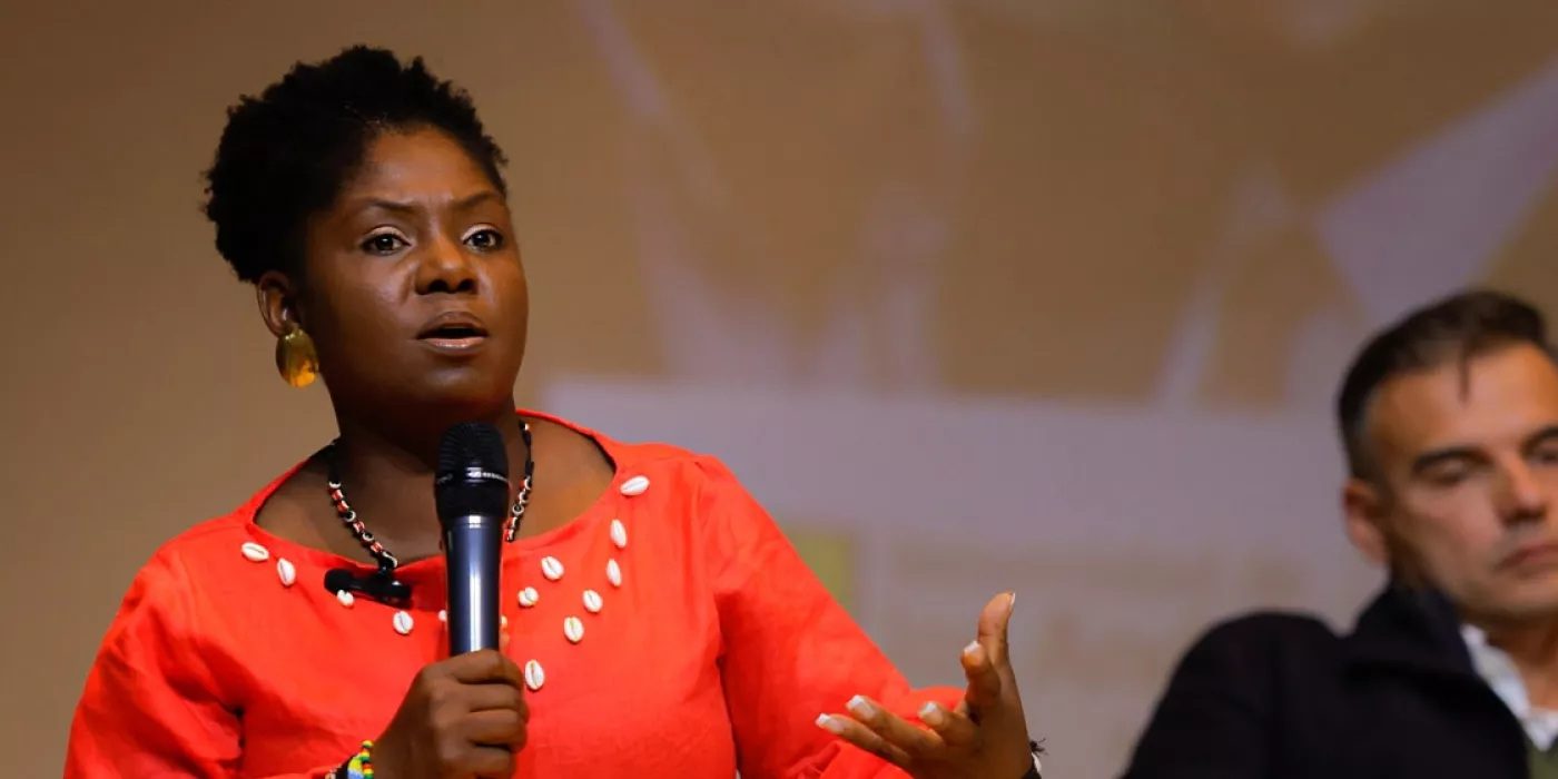 Mujer hablando por un micrófono.