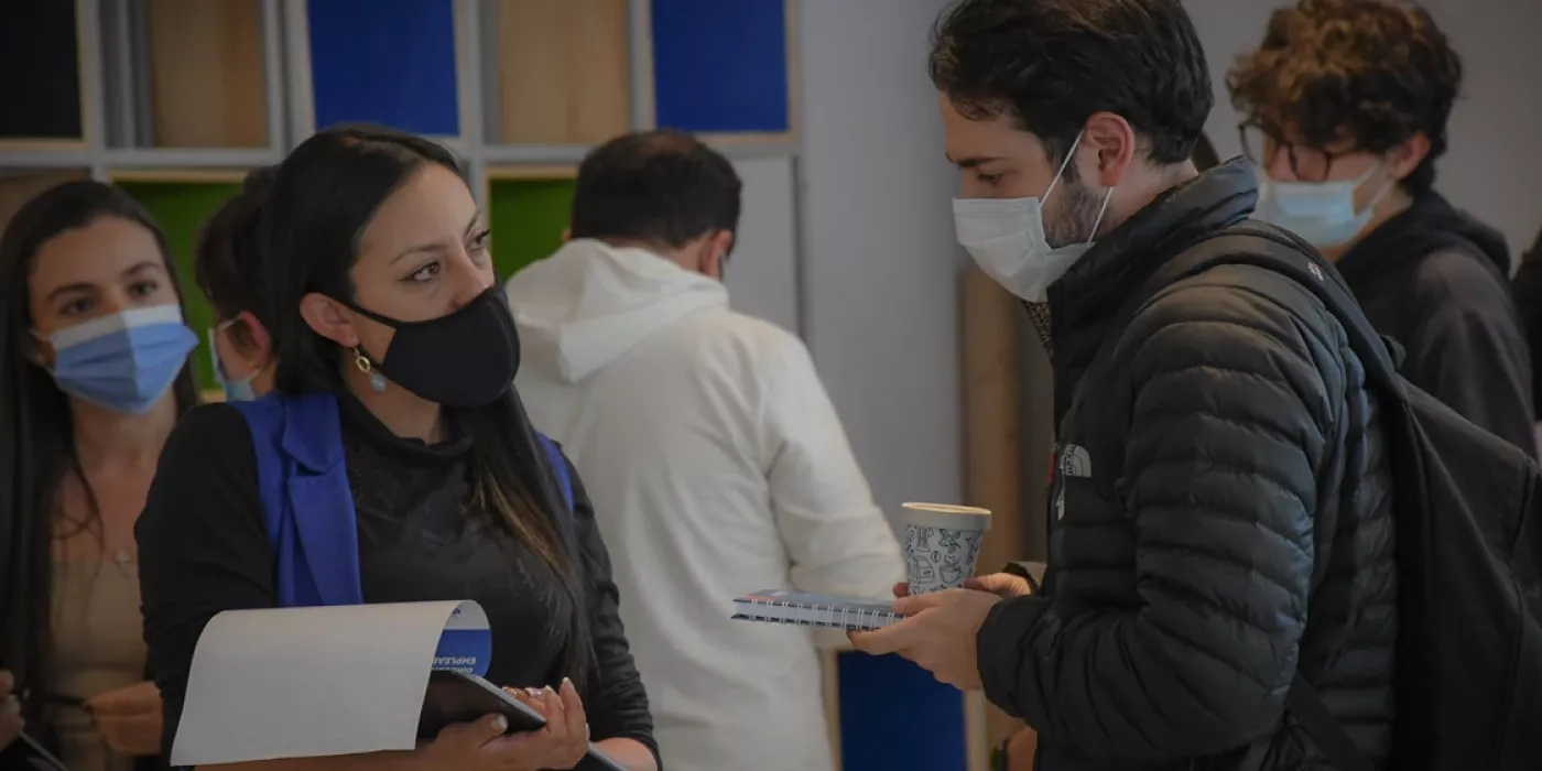 Estudiantes y egresados uniandinos en la Feria Laboral 2022-1