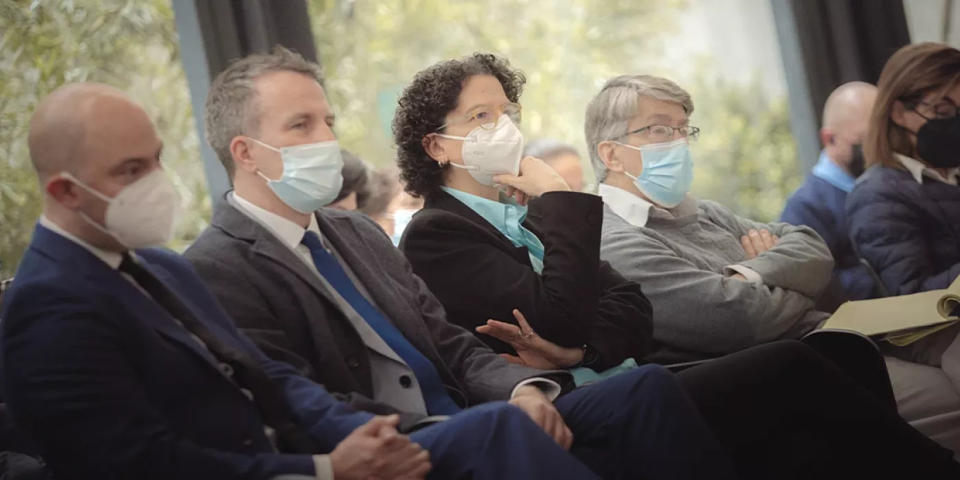 Personas sentadas viendo hacia una misma dirección