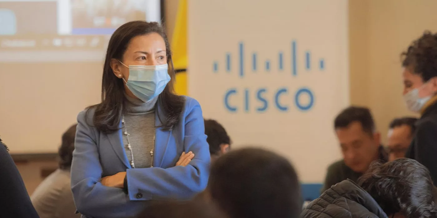 Una persona con los brazos cruzados.