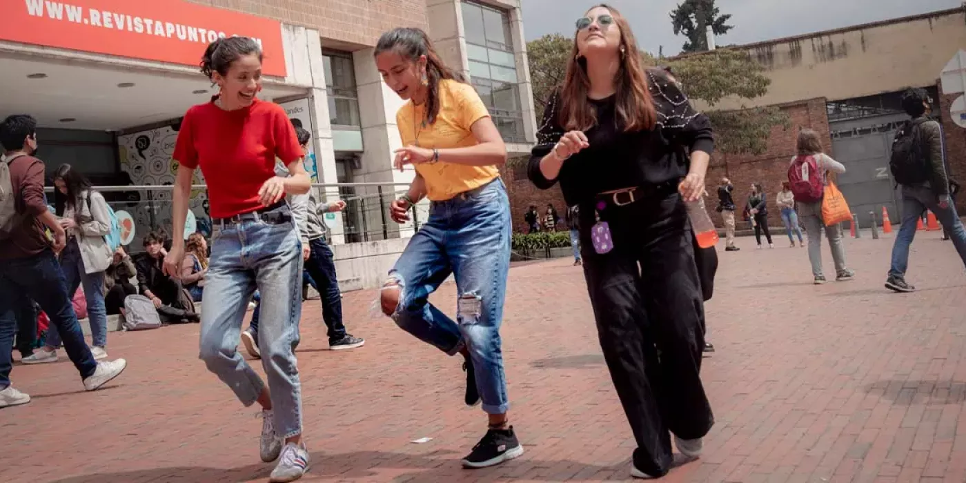 Estudiantes bailando