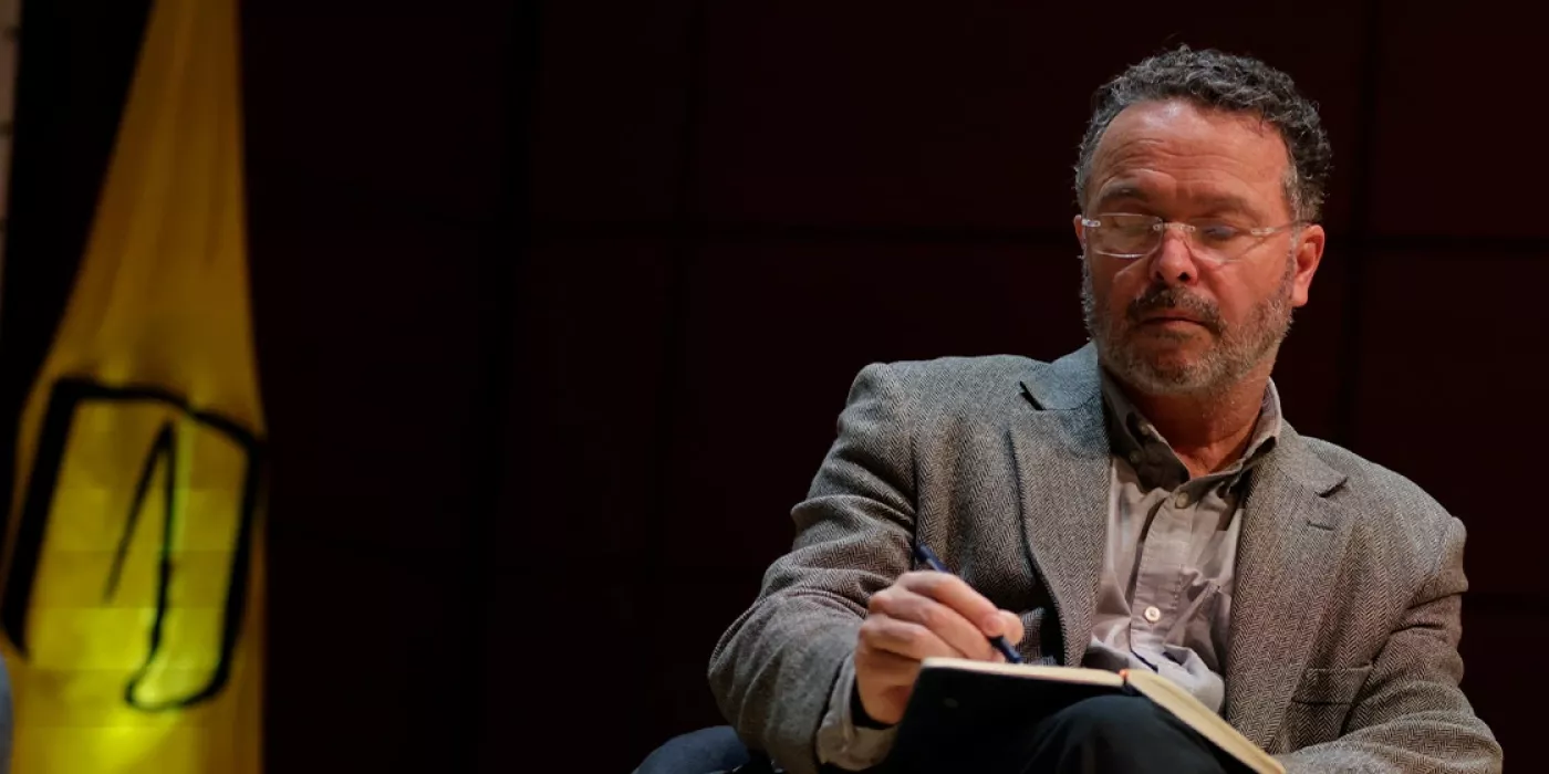 Hombre en un escenario hablando.