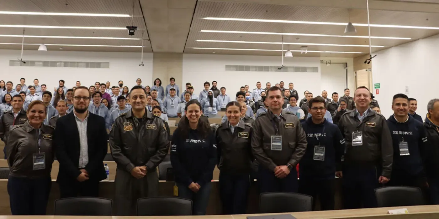 Silvia Caro (vicerrectora Académica de Los Andes), junto el equipo de la FAC.
