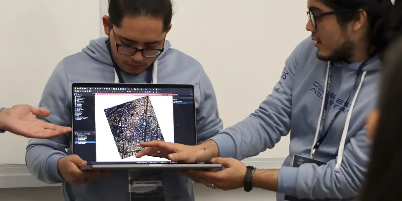 Participantes del Codefest Ad Astra 2022 durante la presentación de su proyecto.