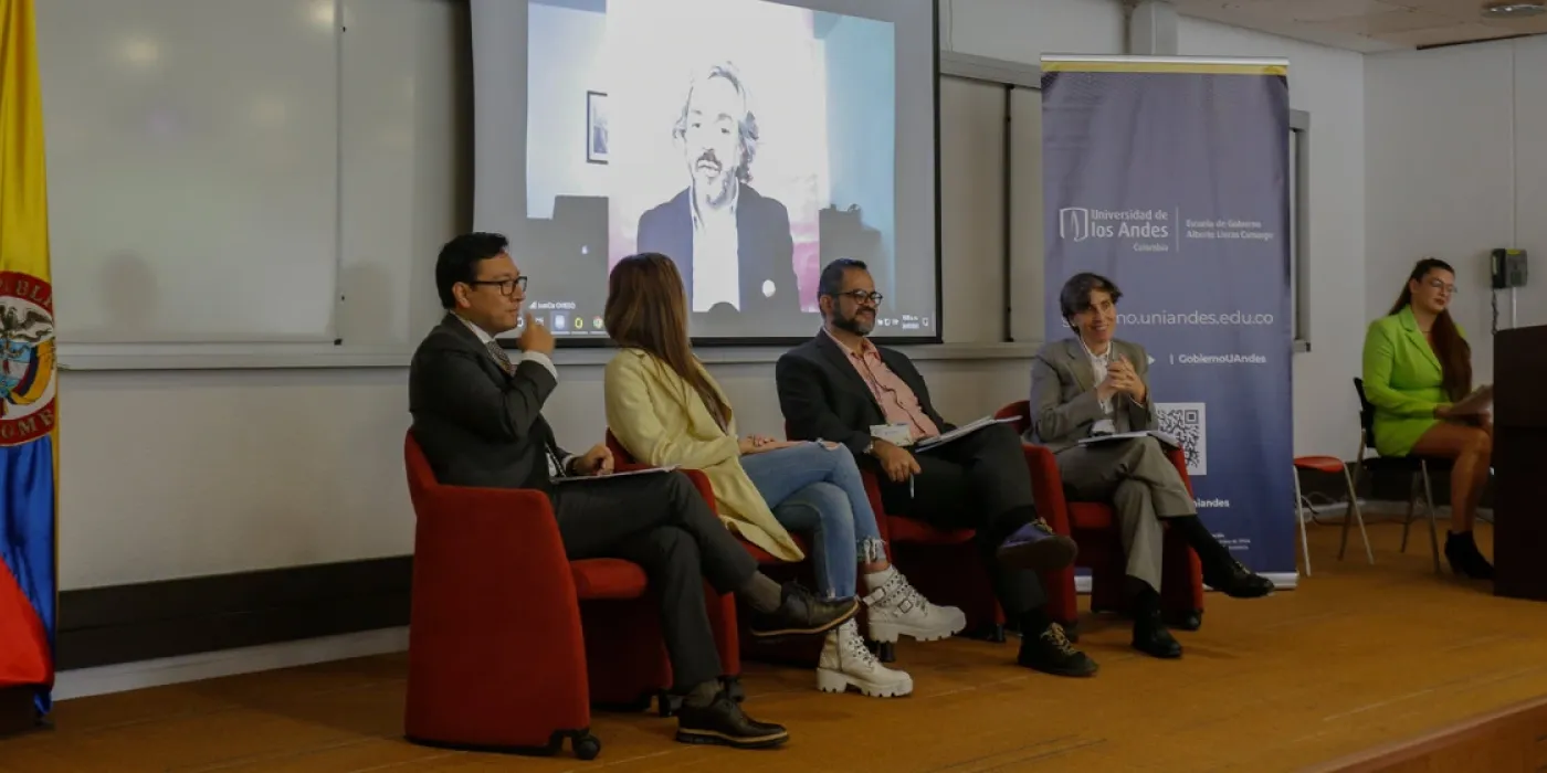 Personas sentadas en un auditorio