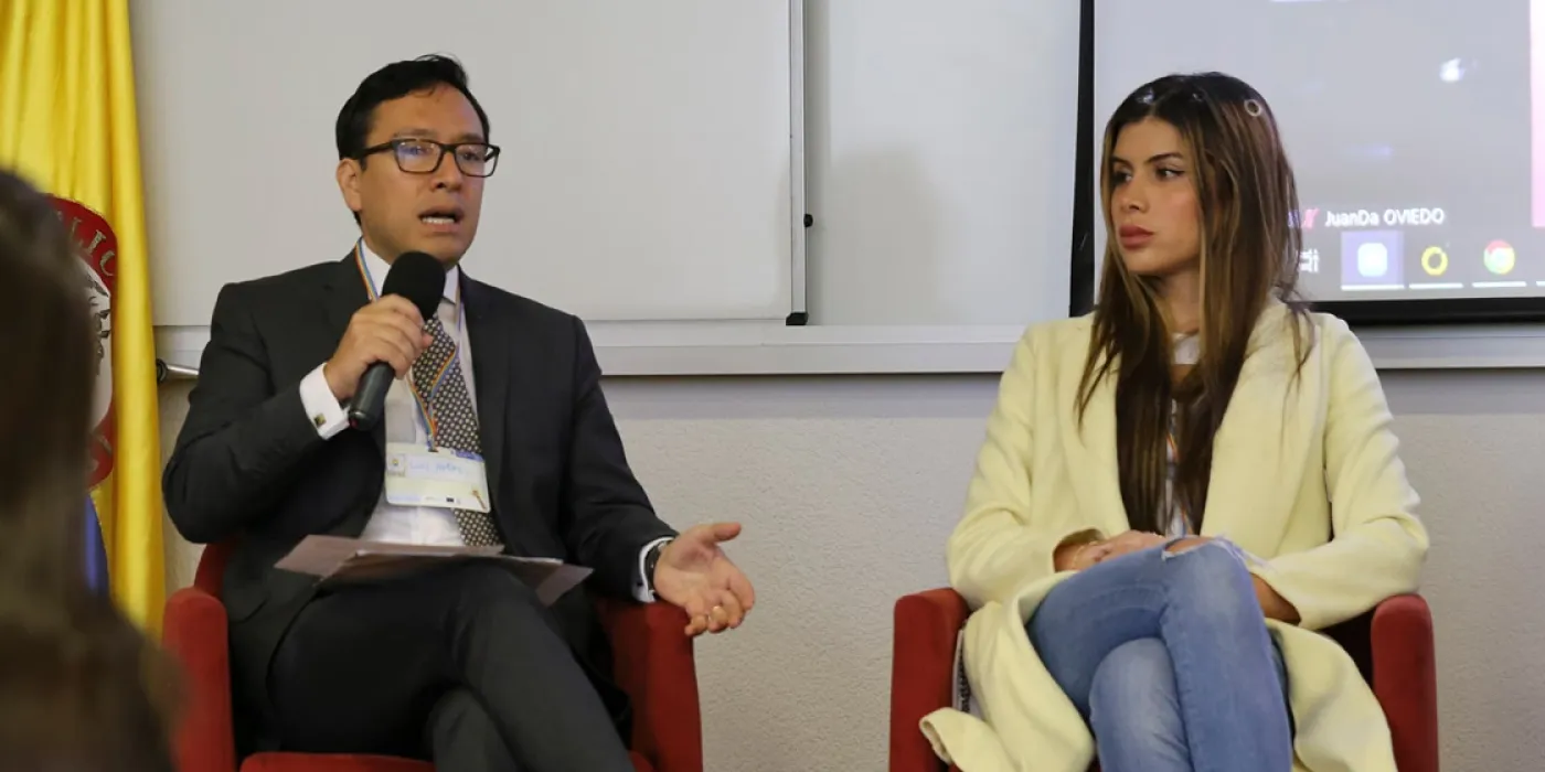 Personas sentadas en un auditorio.