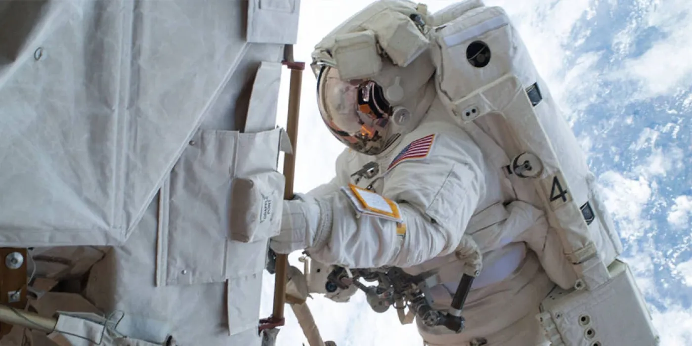 Mike Hopkins en la Expedición 38 durante el segundo paseo espacial.