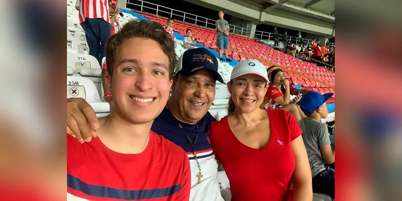 David Arboleda junto a sus padres en el estadio de Barranquilla (Ruben Arboleda y Carmen Cecilia Cárcamo).