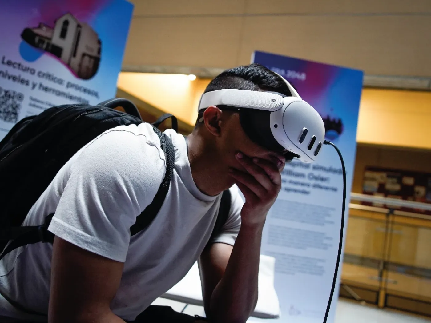 Un joven usa gafas de realidad virtual para conocer los desarrollos de la Universidad.