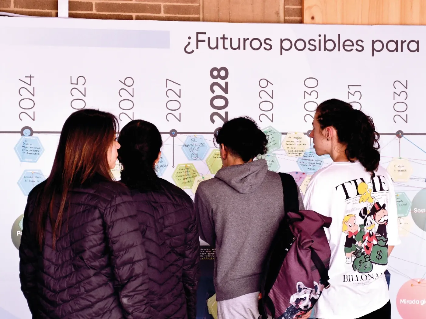 Asistentes leen los futuros posibles de la educación.