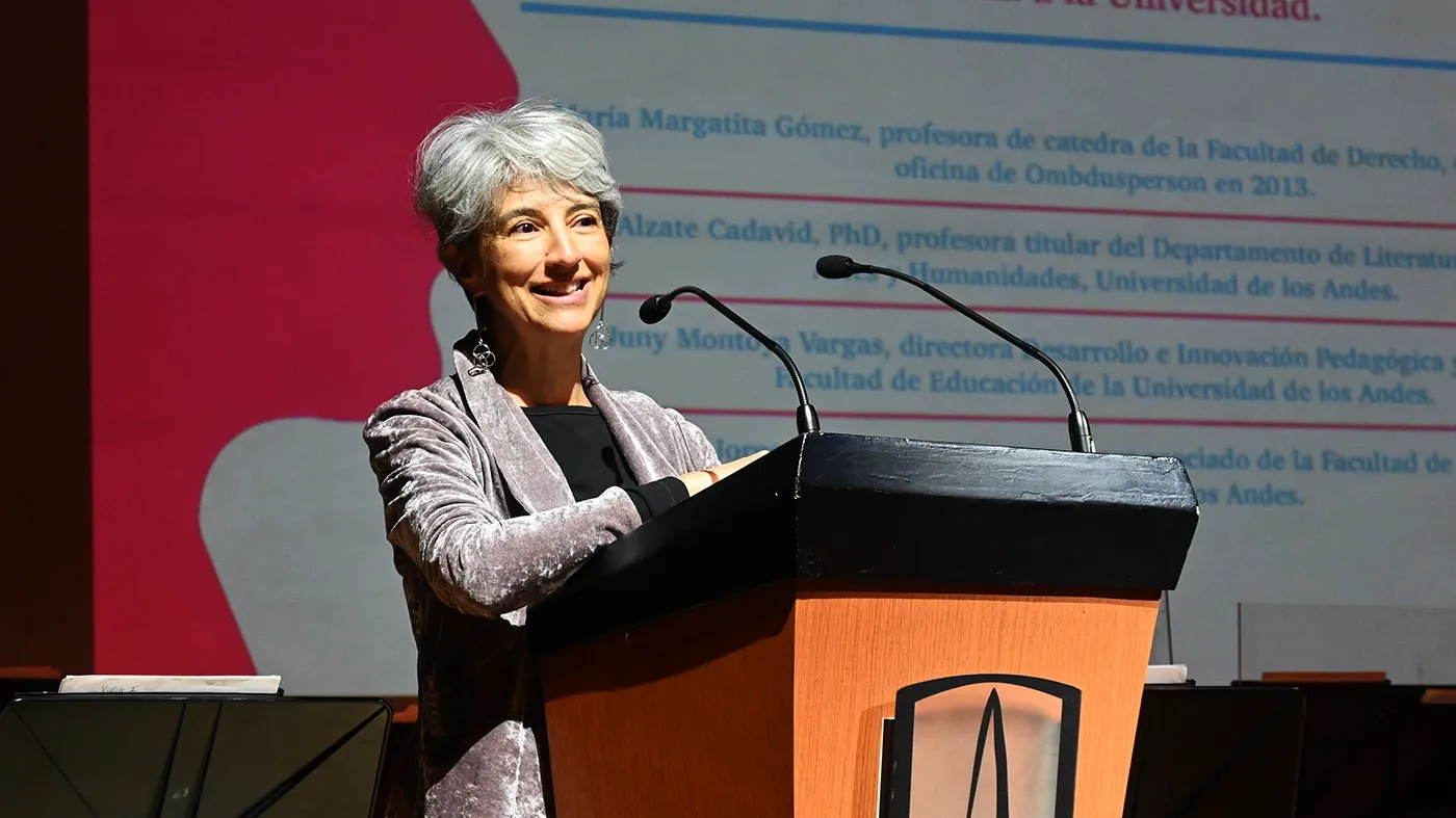 Carolina Alzate, profesora y ganadora al reconocimiento 'Vida y obra'