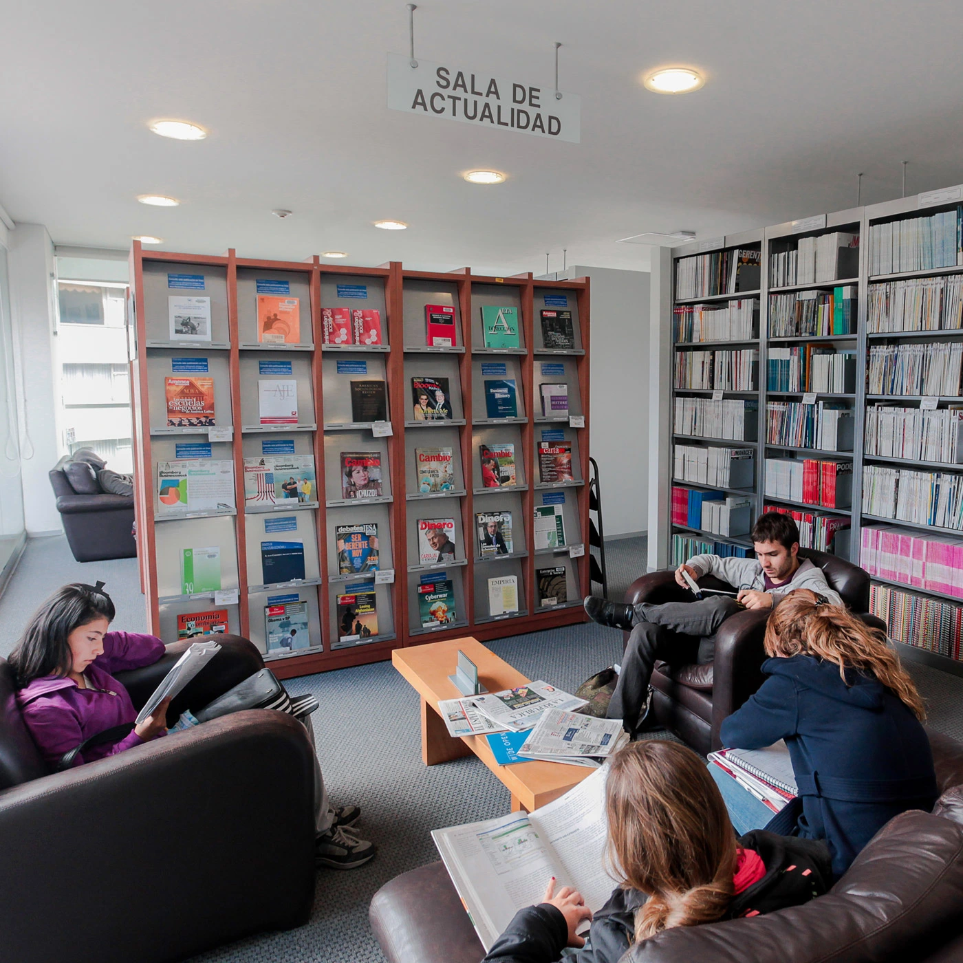 Estudiantes en Biblioteca Uniandes