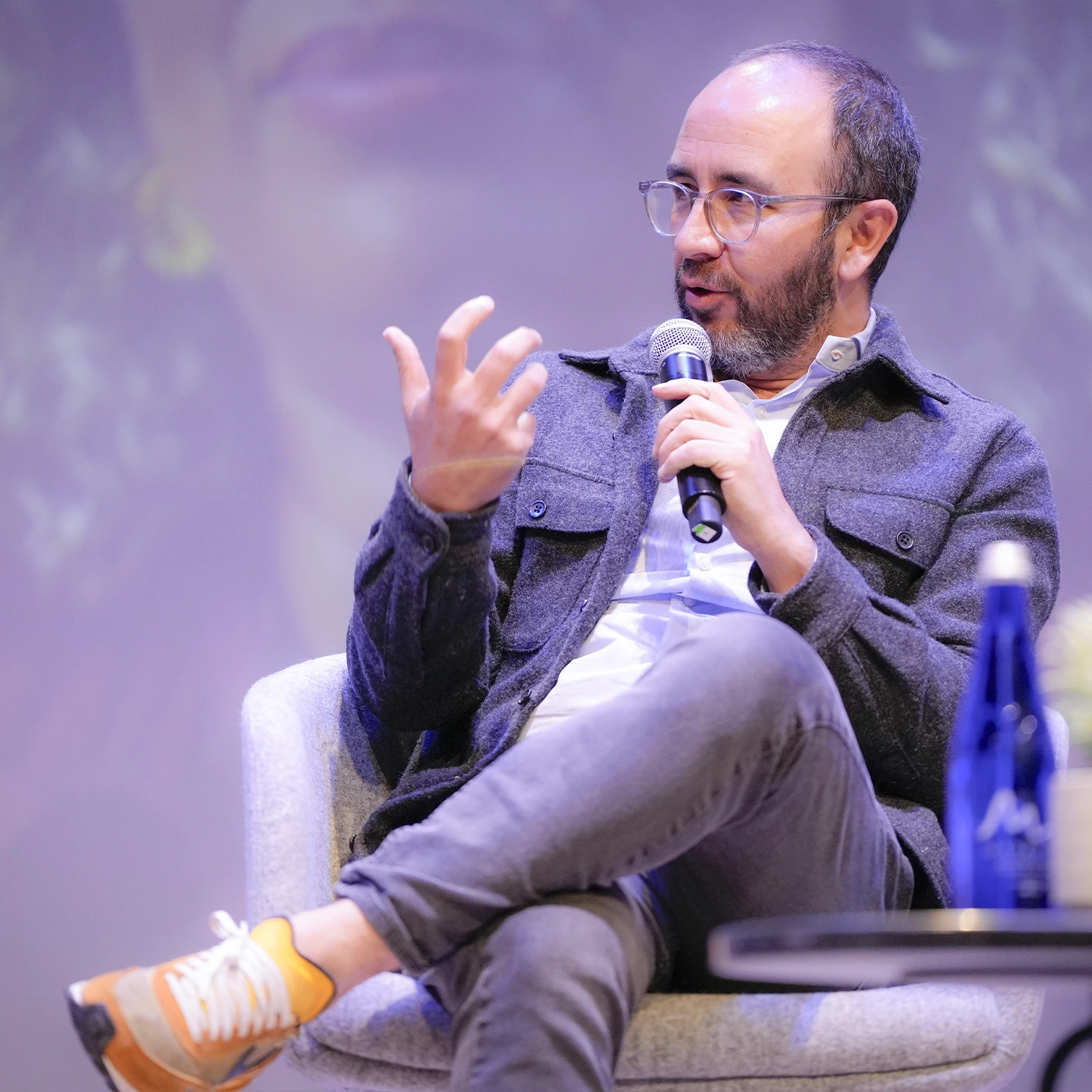 Andrés Moya, investigador que ha vinculado su historia personal con estudios sobre desplazamiento forzado y salud mental.