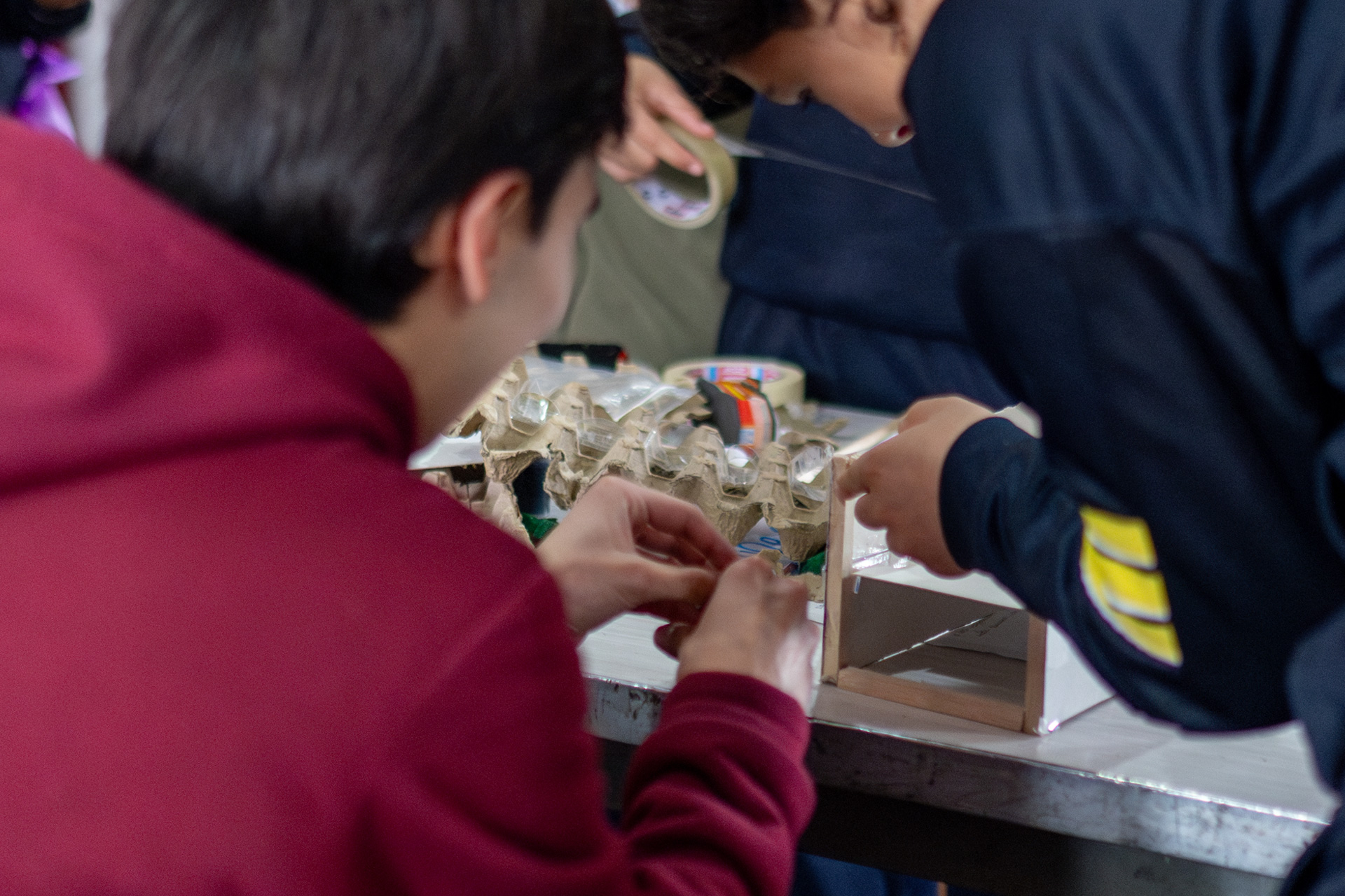 Una de las propuestas fue instalar paneles solares en su escuela para asegurar el suministro eléctrico durante los cortes de luz y reducir el consumo energético.