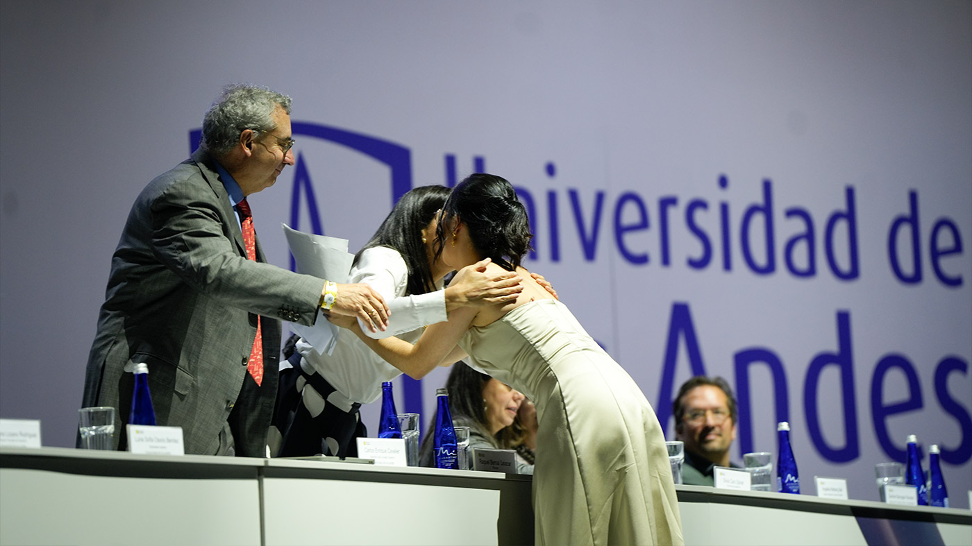 Entrega de diplomas en la ceremonia 2025-2