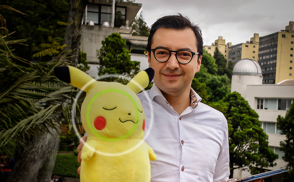 Andrés Burbano sostiene con su mano derecha un muñeco de pikachu