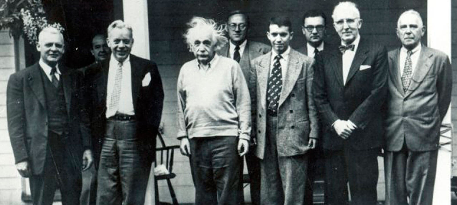 El joven Mario Laserna, fundador distinguido, al lado de Albert Einstein y demás miembros de la Junta Consultiva de la Universidad de los Andes.