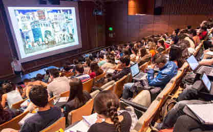 Un grupo de estudiantes en un auditorio de la Universidad de los Andes. 