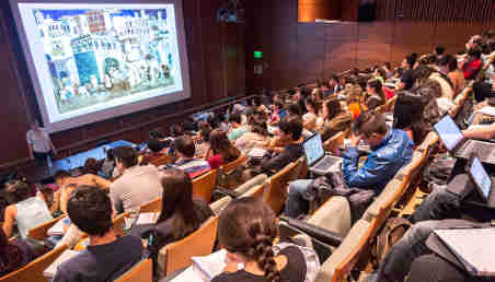Un grupo de estudiantes en un auditorio. 
