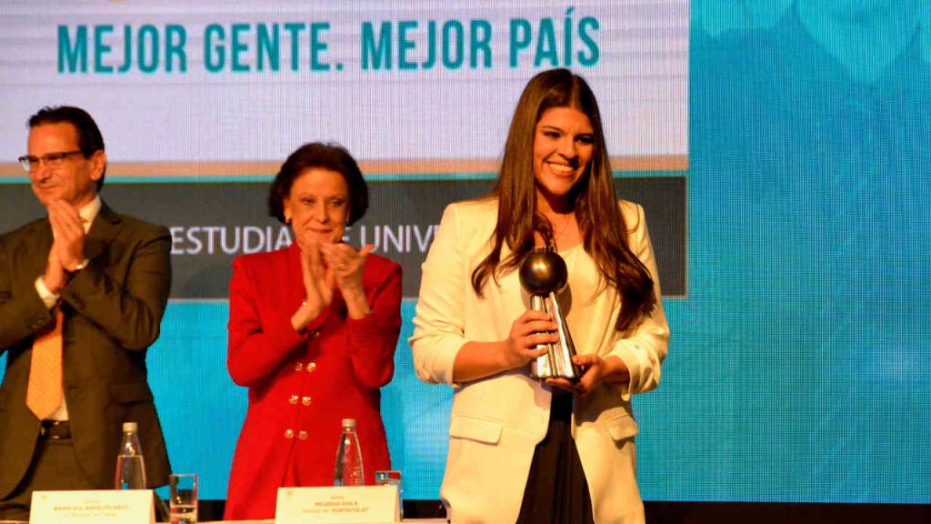 María Andrea González, de la Universidad de los Andes, durante la ceremonia de premiación de Portafolio. 