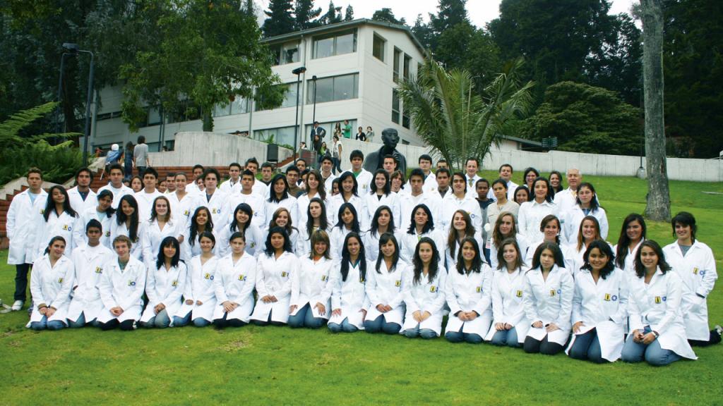 Estudiantes graduados de la Facultad de Medicina de los Andes posando. 