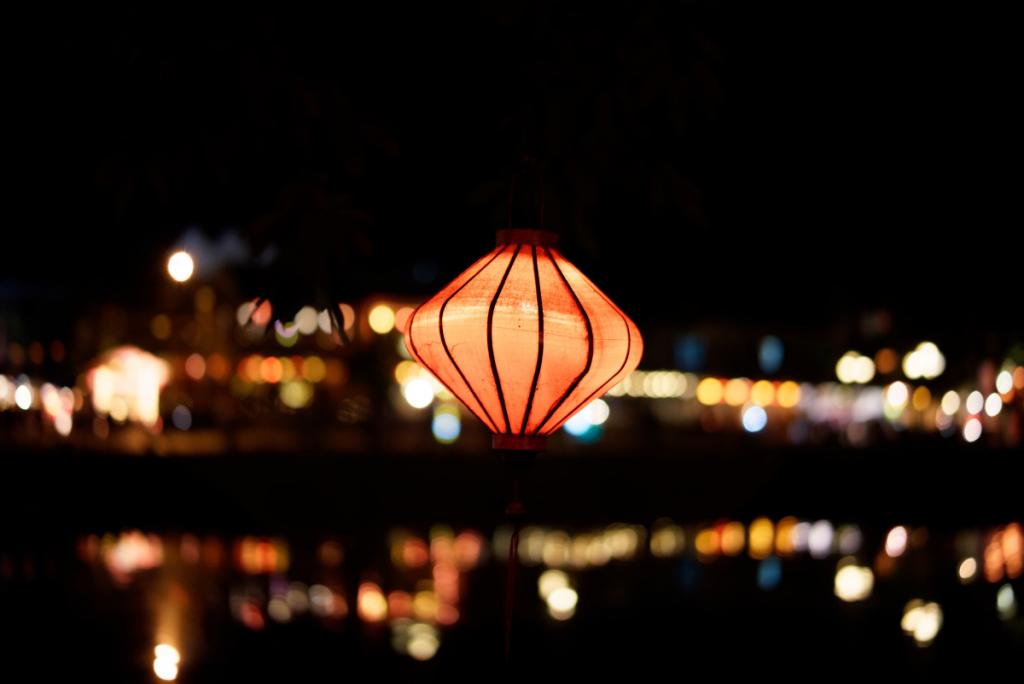 Lámpara iluminada durante celebración del Año Nuevo Chino