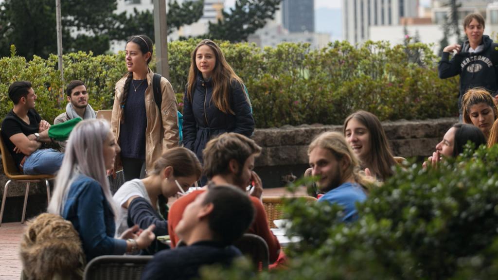 Estudiantes en el campus de la Universidad de los Andes charlan.