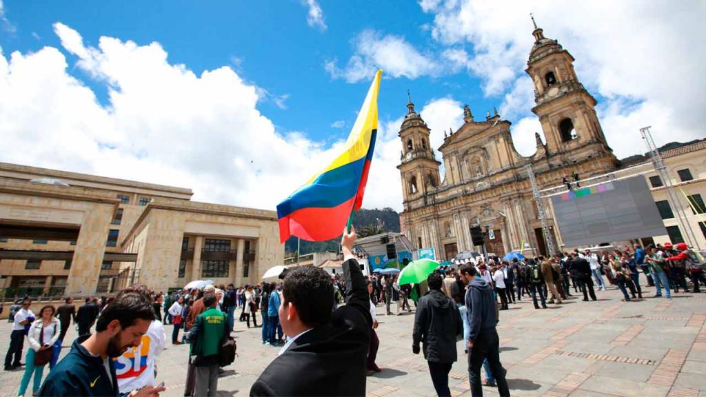 Colombianos en la Plaza de Bolívar con banderas