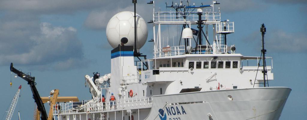 Imagen del buque oceanográfico de la Administración Nacional Oceánica y Atmosférica (NOAA, por sus siglas en inglés), del Departamento de Comercio de los Estados Unidos. Cortesía NOAA.
