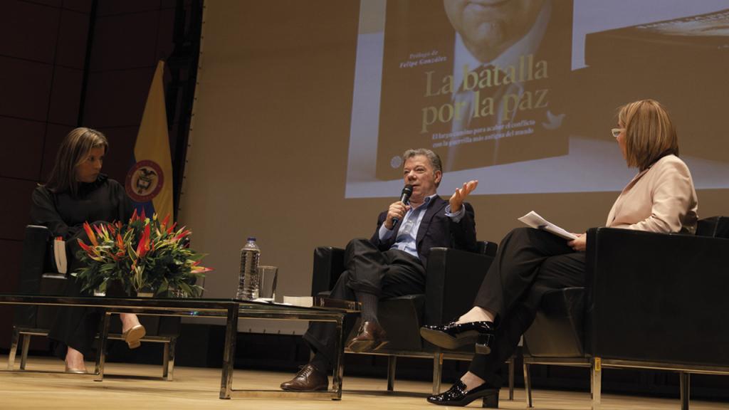 El expresidente Juan Manuel Santos presentando su nuevo libro.