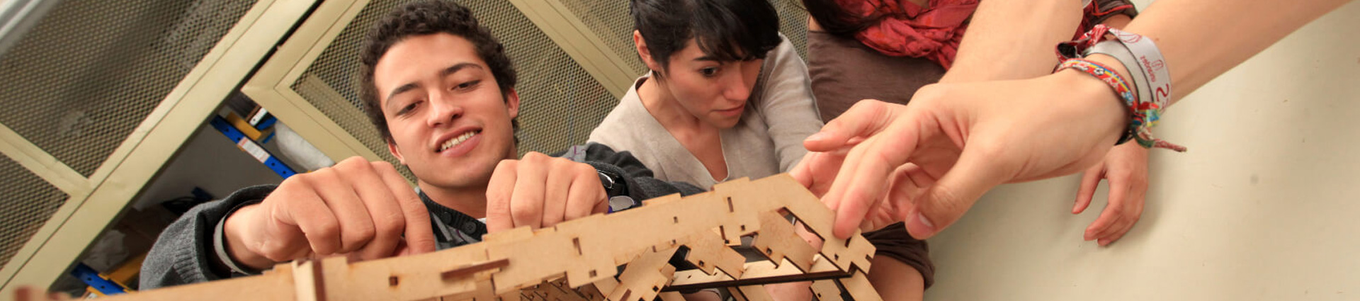 Estudiantes construyen modelo de casa a escala